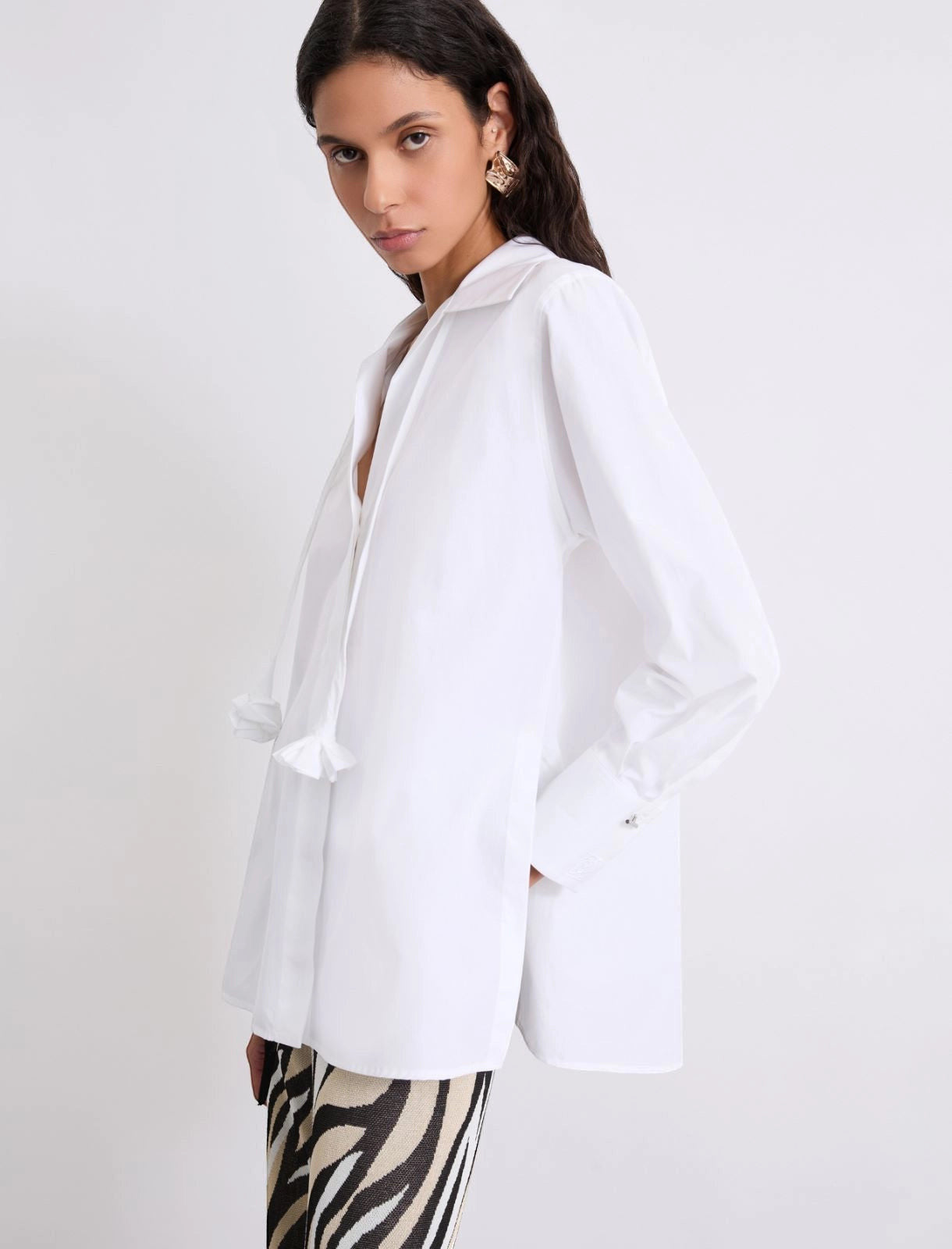 MiLA Boutique white cotton poplin shirt with a matching neckerchief adorned with a fabric flower, regular fit, side slits.